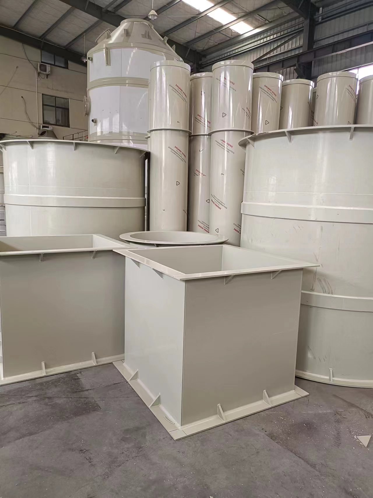 加藥桶，儲(chǔ)水罐